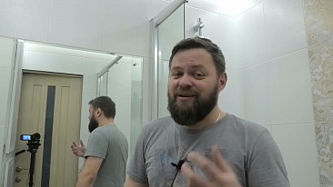 Михаил Мищенко на примере своей ванной комнаты демонстрирует, хватает ли света для натяжного потолка при использовании только парящего профиля с установленной внутрь универсальной лентой MULTI